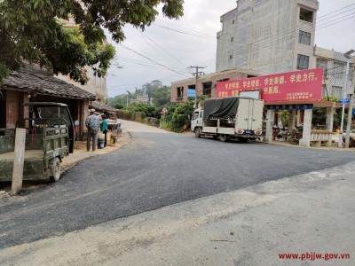 11月12日,浦北县大成镇六平村路口候车亭处热闹非凡,施工车辆在轰鸣