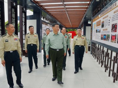 10月17日，中共中央总书记、国家主席、中央军委主席习近平到火箭军某旅视察。这是习近平察看该旅军史长廊。新华社记者 李刚 摄中共中央总书记、国家主席、中央军委主席习近平17日到火箭军某旅视察，强调要深入贯彻新时代强军思想，贯彻新时代军事战略方针，把